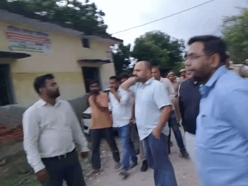 DM अभिषेक पांडेय ने लाइब्रेरी की बदहाल स्थिति देखी और जल्द इसे शुरू कराने का निर्देश दिया।