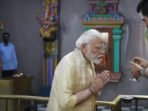 पूजा के बाद पुजारी ने मोदी को तिलक लगाया।