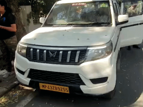 गाड़ी के पीछे लिखा ‘भारत सरकार’ और उसके अंदर से मिला ड्राइवर का शव