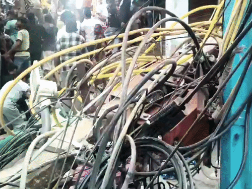 रेस्क्यू टीमों के साथ स्थानीय लोग भी मलबा हटाने में जुटे हुए हैं।