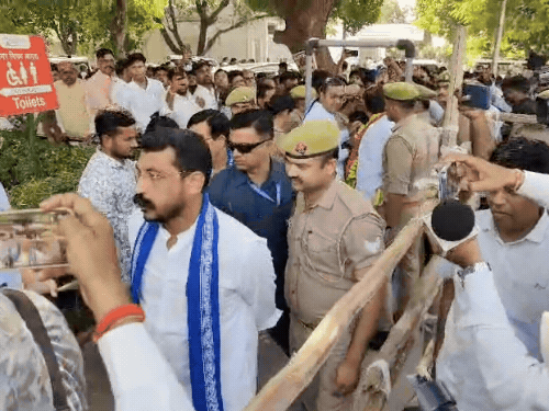 5 सितंबर को पार्टी के प्रत्याशी का नामांकन कराने मंडलायुक्त कार्यालय पहुंचे थे आजाद समाज पार्टी के अध्यक्ष व सांसद चंद्रशेखर आजाद।