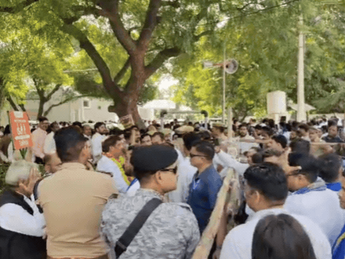 5 अक्टूबर को प्रत्याशी नामांकन करने पहुंचे थे। उनके साथ समर्थकों की भीड़ भी पहुंची थी।