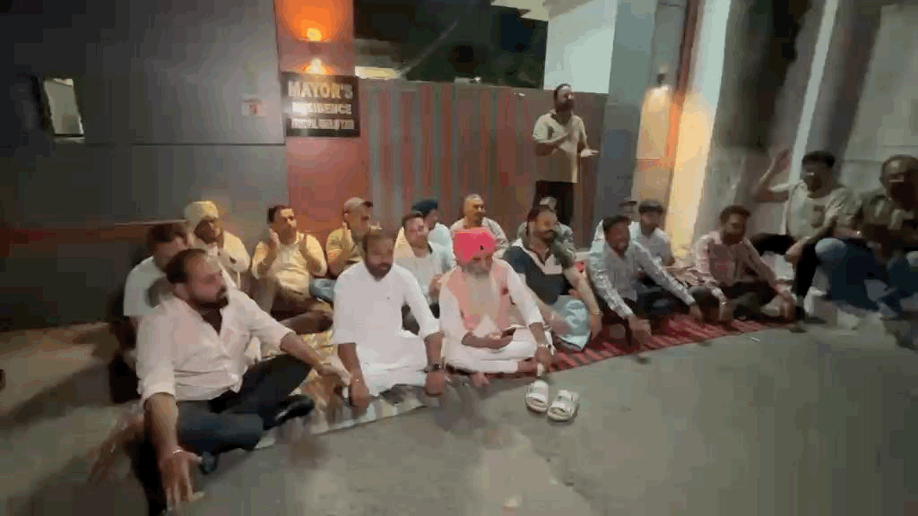सरकार के ख़िलाफ़ नारेबाजी करते हुए कांग्रेस नेता