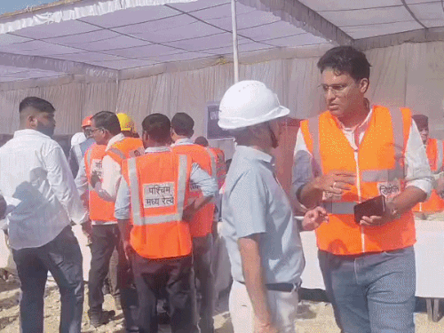 हादसे के बाद अधिकारी चर्चा करते हुए।