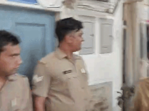 कोर्ट रूम के बाहर पहुंची अनु कॉलिस