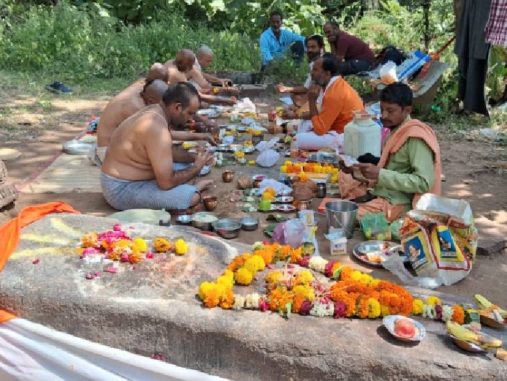 पितृ पक्ष में लोग यहां आकर तर्पण और पिंडदान करते हैं।