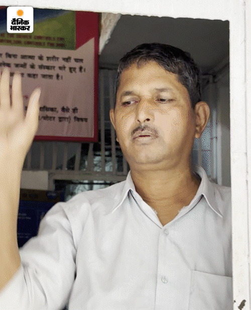 आश्रम से एक शख्स बाहर आया और पूछताछ करने लगा। अमोल कोंकणे के बारे में पूछने पर उसने गेट बंद कर लिया।