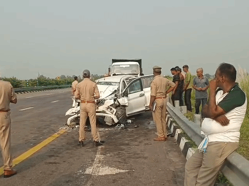 हादसे में कार बुरी तरह क्षतिग्रस्त हो गई।