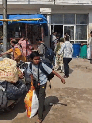परिजन गुरुकुल पहुंचकर उन्हें घर ले जा रहे हैं।