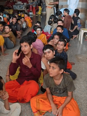 हादसे के गुरुकुल में पढ़ने वाले बच्चे घबराए हुए हैं। फोन पर अपने परिजनों से बातचीत कर रहे हैं।