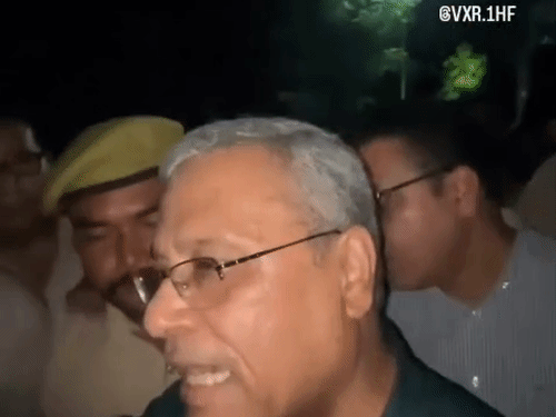 रात में धरनास्थल पर छात्रों को समझाते प्रॉक्टर मो.नवेद खां।