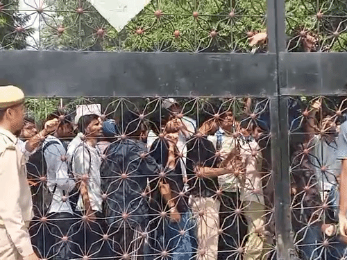 मुख्य गेट बाब-ए-सैयद को बंद करते छात्र।