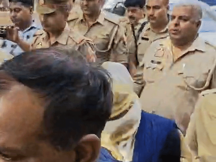 छायाचित्र ७ ऑक्टोबरचे आहे, जेव्हा न्यायालयाने रविता आणि अमरदीप यांना दोषी ठरवले होते. निळ्या ड्रमप्रकरणातील मुस्कानला अटक करणाऱ्या महिला उपनिरीक्षक अनु कॉलिस रविताला घेऊन न्यायालयात पोहोचल्या होत्या.