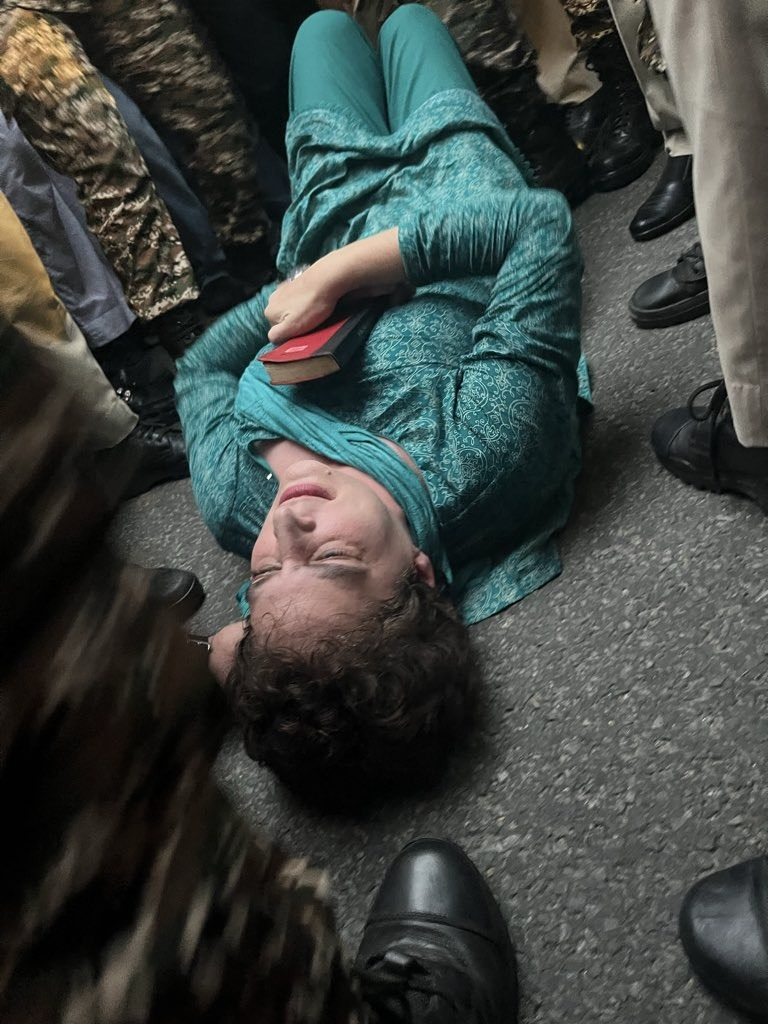 आंदोलनादरम्यान प्रियंका गांधींची प्रकृती बिघडल्याचे समोर आले. असे असतानाही त्यांनी रस्त्यावर बसून आणि काही वेळ झोपून विरोध सुरू ठेवला.