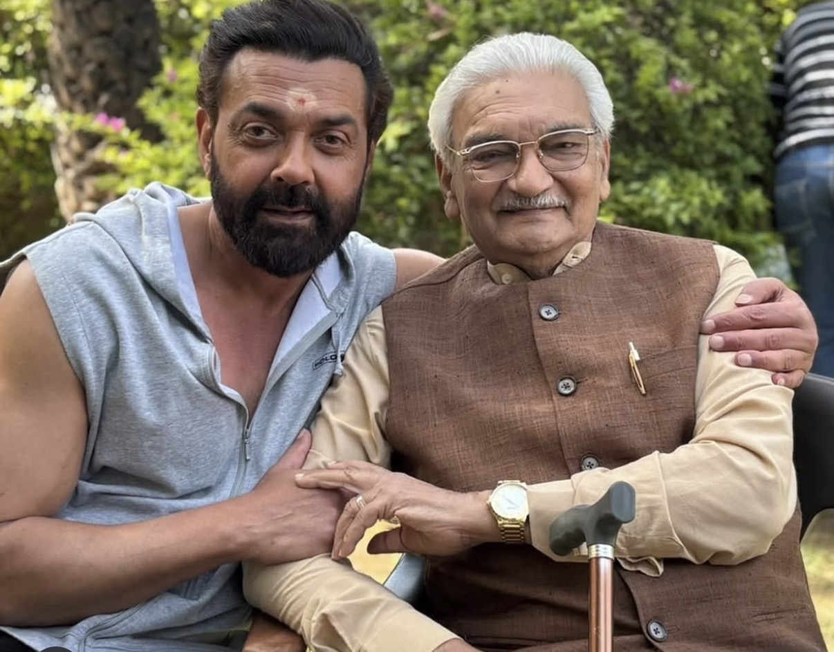 सीनियर एक्टर अनिल रस्तोगी ने बॉबी देओल के साथ भी शूटिंग के दौरान ली गई एक फोटो सोशल मीडिया पर शेयर की है।