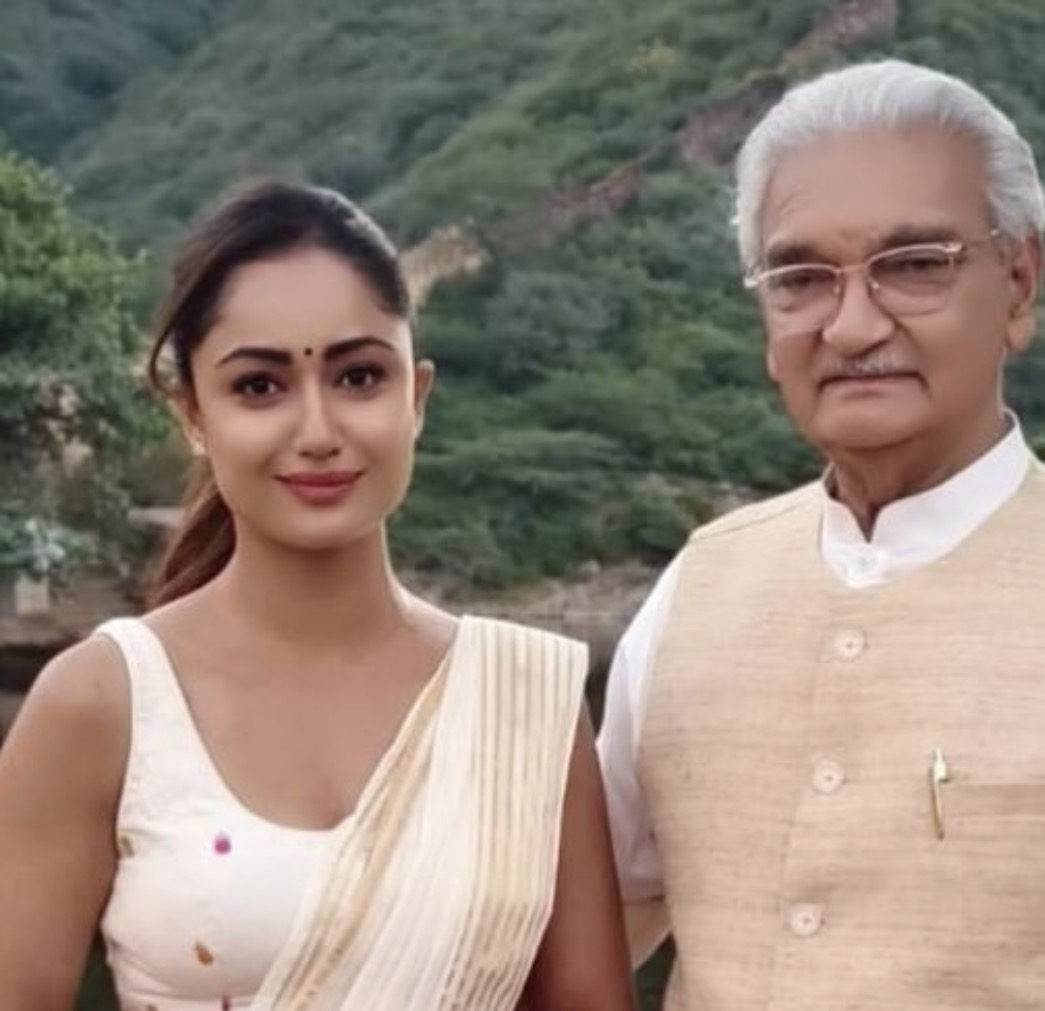 सीरीज में एक्ट्रेस त्रिधा चौधरी भी अहम भूमिका में है। वे पहले तीन सीजन में इस वेबसीरीज का हिस्सा थीं।
