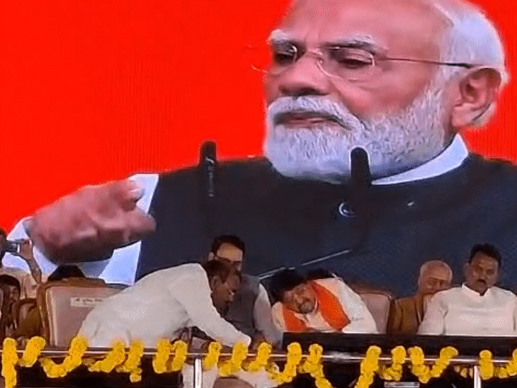 इंदौर में प्रधानमंत्री नरेंद्र मोदी के भाषण के दौरान आपस में बातें करते रहे पार्टी नेता।