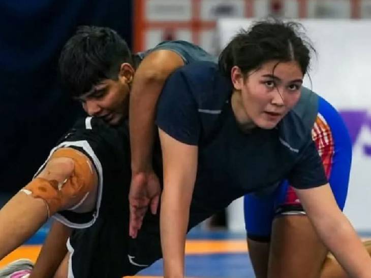 प्रतिस्पर्धी खिलाड़ी को पटखनी देती अंशिका यादव
