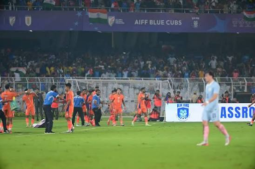 खराब मौसम के कारण मैच को 30 मिनट रोकना पड़ा।