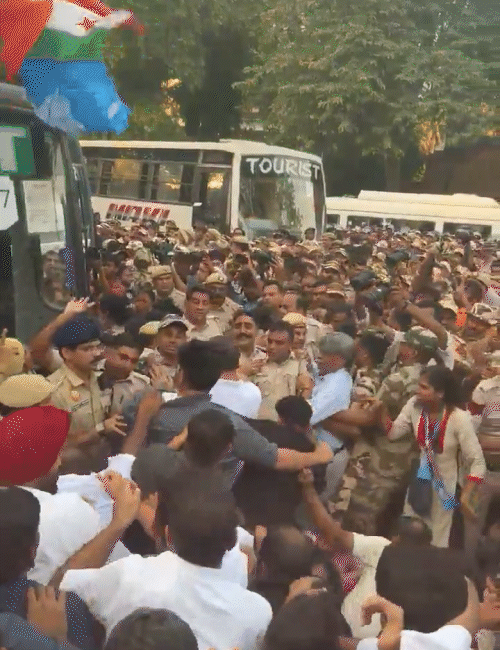 आंदोलनाच्या ठिकाणी राहुल यांच्यासोबत धक्काबुक्कीही झाली. त्यांना मागून टी-शर्ट पकडून ओढण्यात आले.