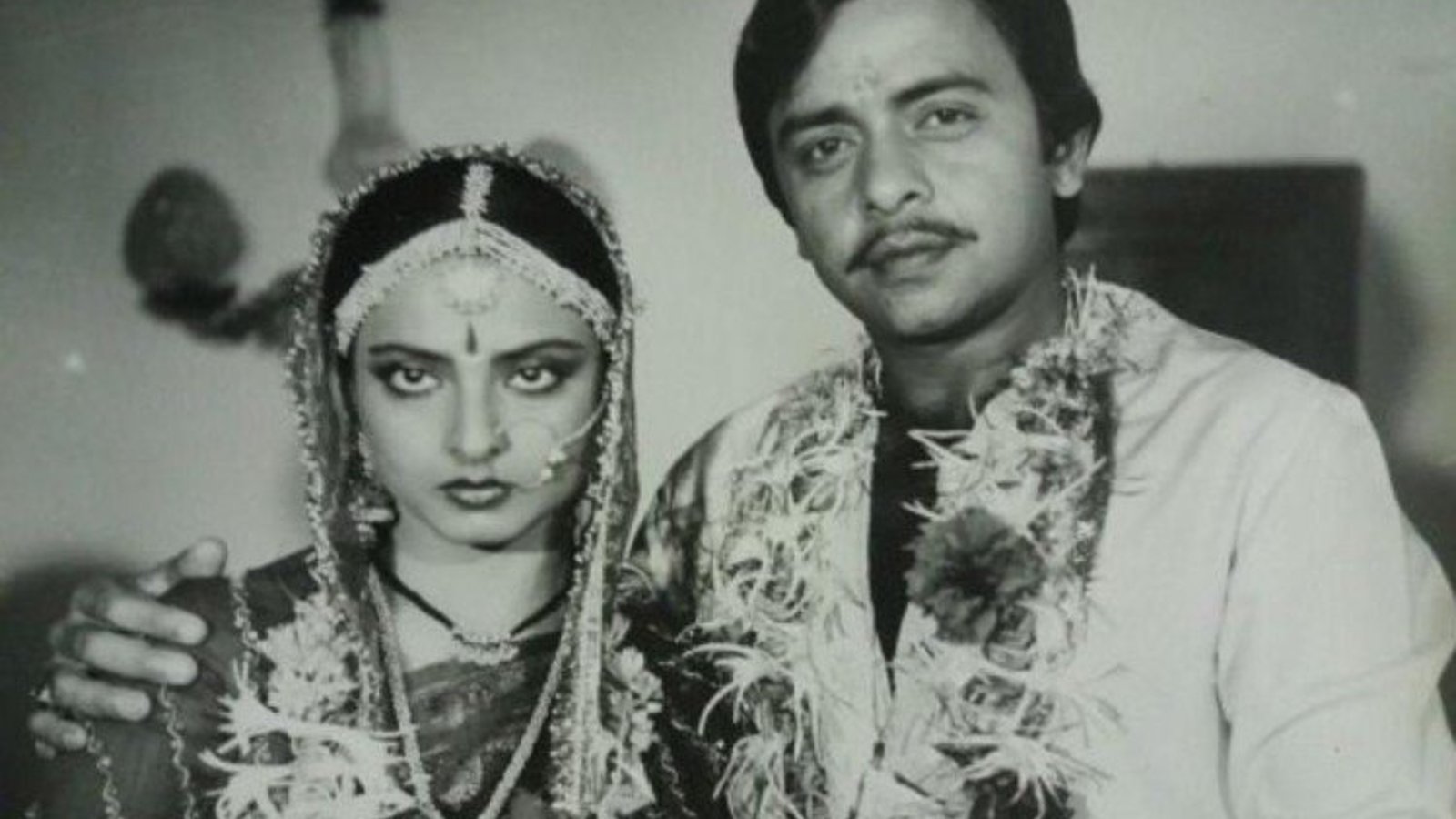 मीडिया रिपोर्ट्स में दावा किया गया था कि रेखा और विनोद मेहरा ने मंदिर में गुपचुप शादी की है।