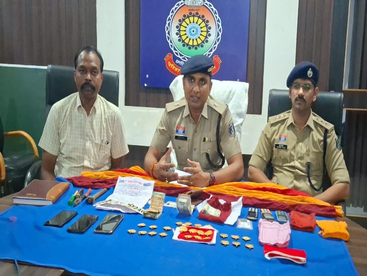 पुलिस ने नकली सोना समेत सारे सामान किए जब्त।