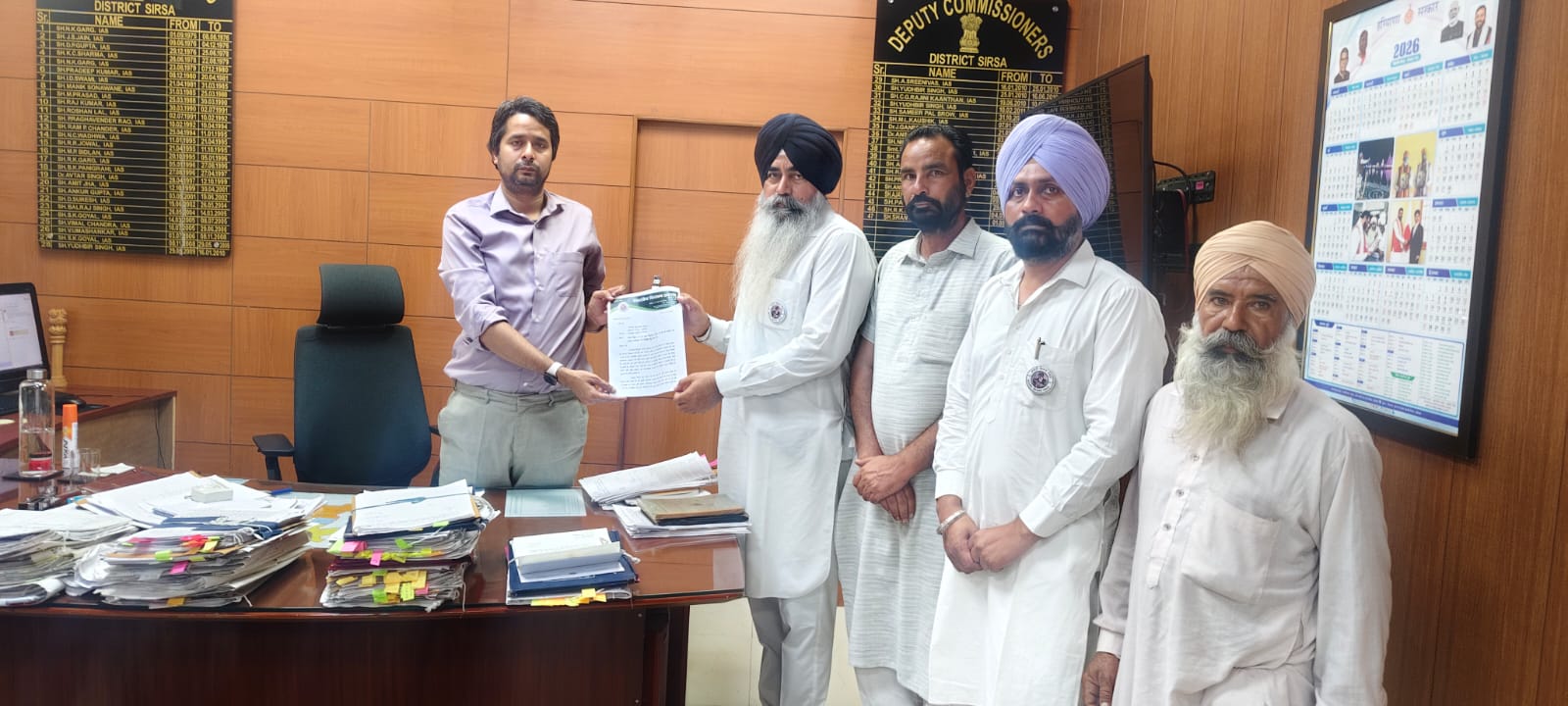 डीसी को ज्ञापन सौंपते हुए किसान संगठन।