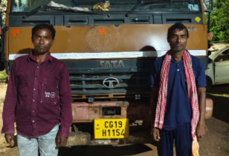 पुलिस ने वाहन के साथ आरोपियों को किया गिरफ्तार।