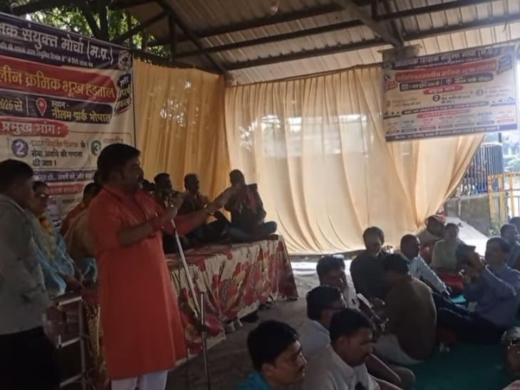 राजधानी के नीलम पार्क में आंदोलन में शामिल शिक्षकों को संबोधित करते अध्यापक शिक्षक संयुक्त मोर्चा के पदाधिकारी राकेश दुबे। - Dainik Bhaskar