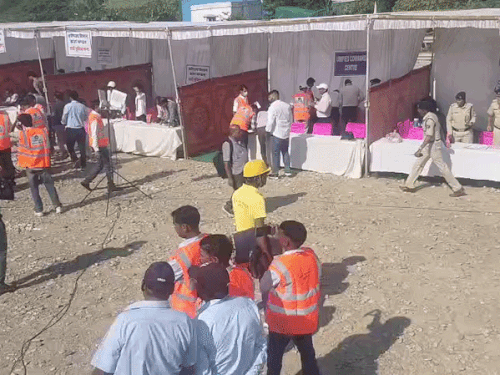रेस्क्यू टीमें राहत और बचाव कार्य में जुटी।