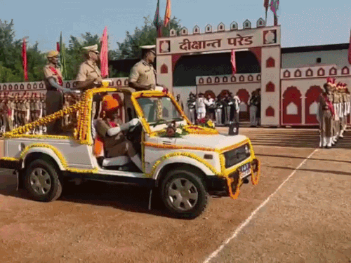 दीक्षांत समारोह में एडीजी दिनेश एमएन पहुंचे। वहां कांस्टेबल को संबोधित करते हुए मोटवेट किया। - Dainik Bhaskar