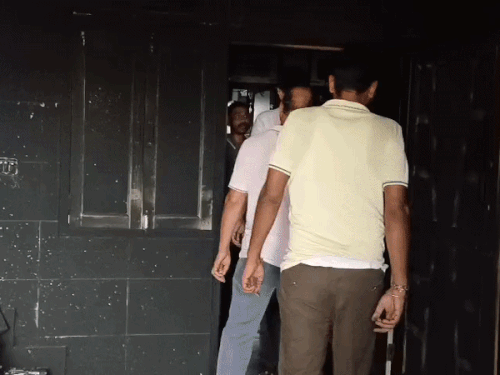 धुएं से पूरा घर काला हो गया था।