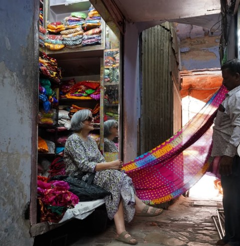 परकोटा क्षेत्र में जीनत अमान ने साड़ियों की खरीदारी की।
