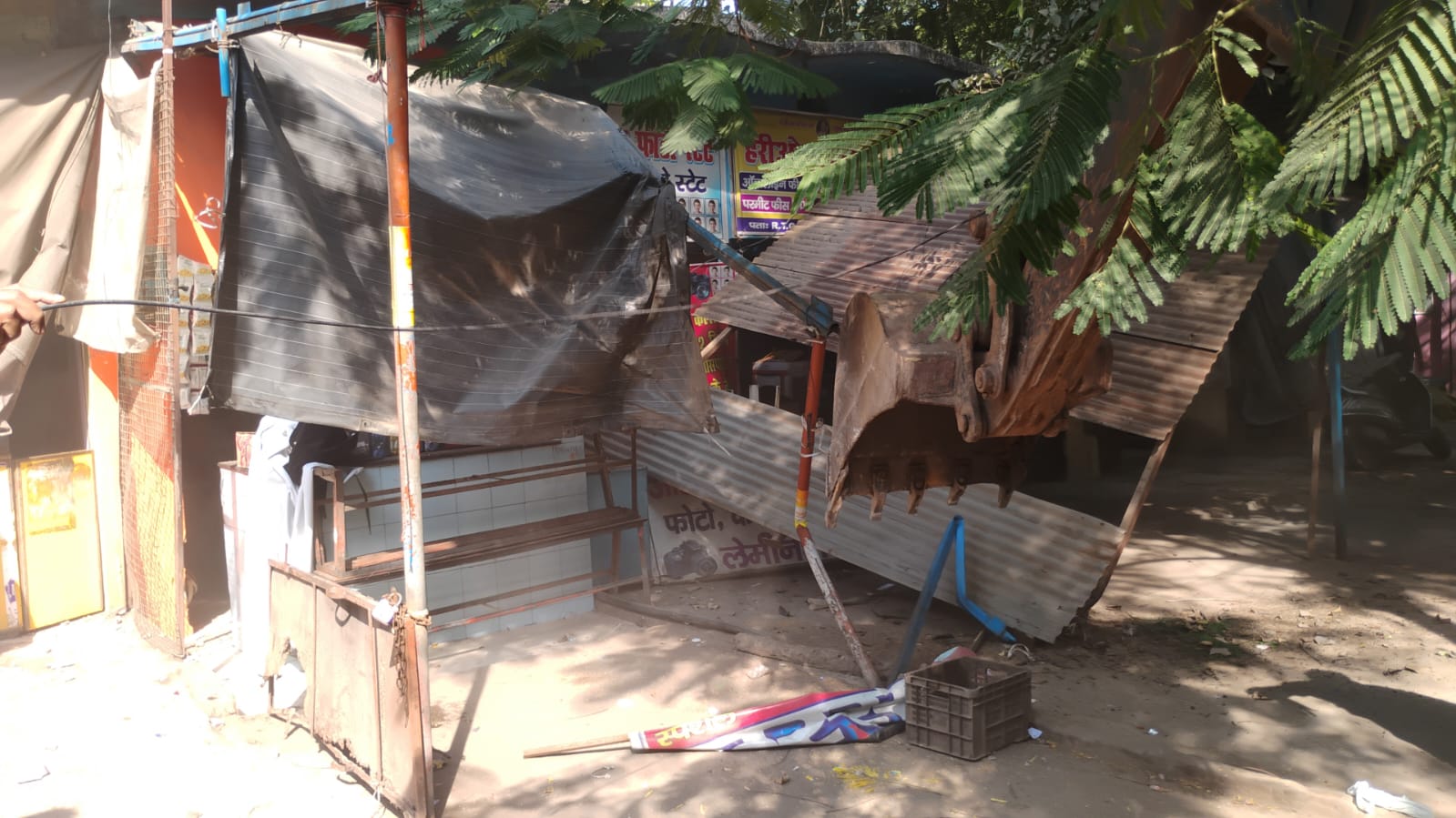 नगर निगम की टीम ने अतिक्रमण ध्वस्त कर दिया।