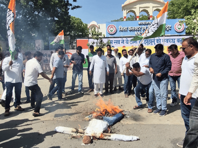 ज्ञानेश कुमार का पुतला जलाकर उसे डंडों से पीटा।