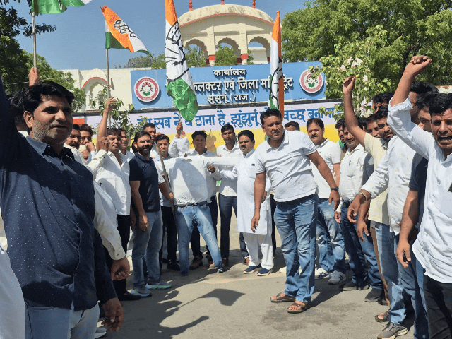 कांग्रेस कार्यकर्ताओं और पदाधिकारियों ने सरकार के खिलाफ नारे लगाए।