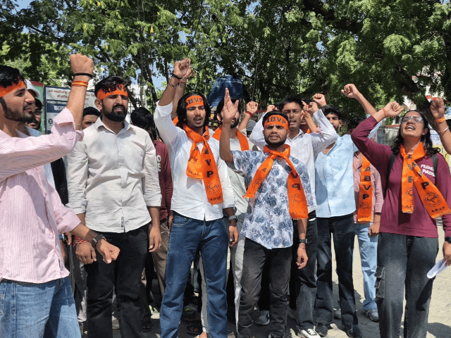 दिव्यांग युवती के साथ कथित दुष्कर्म और दुर्व्यवहार के आरोपों को लेकर गुरुवार को अखिल भारतीय विद्यार्थी परिषद (ABVP) ने जिला कलेक्ट्रेट पर प्रदर्शन किया।