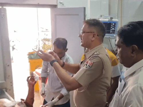 घटना के बाद अस्पताल में घायल युवक के बयान लेते हुए पुलिस।