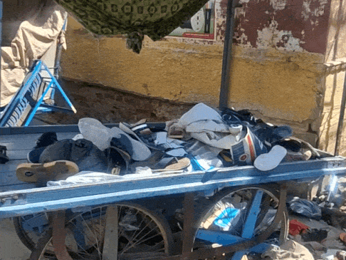 आक्रोशित लोगों ने ठेलों से सामान फेंक दिया।