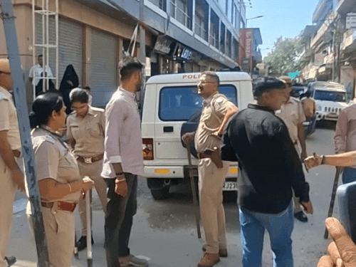 घटनास्थल पर मौजूद पुलिस।