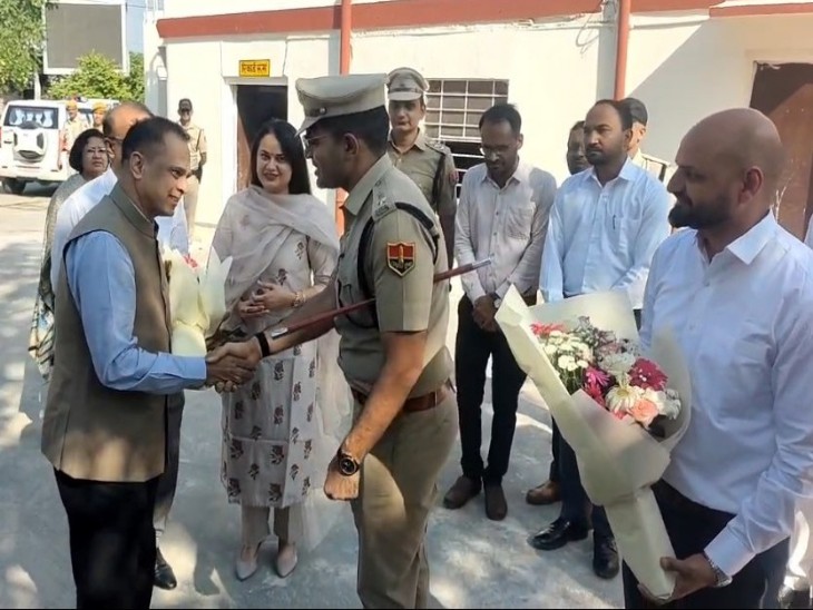 मुख्य सचिव का टोंक कलेक्ट्रेट परिसर में पहुंचने पर कलेक्टर टीना डाबी, एसपी रोशन मीना समेत अन्य अधिकारियों ने बुके भेंट कर स्वागत किया।