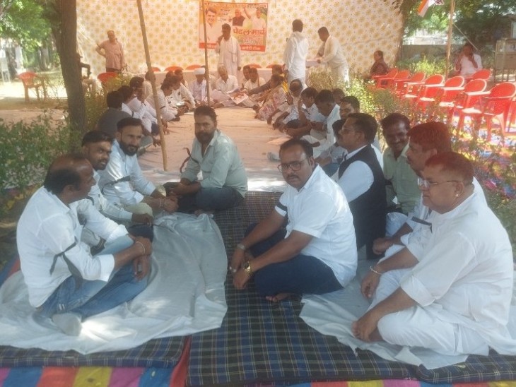 गांधी पार्क में काली पट्टी बांधकर बीजेपी सरकार के खिलाफ मीटिंग करते कांग्रेसी