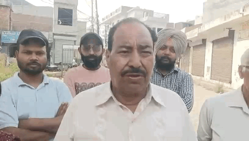 जानकारी देते हुए पीड़ित