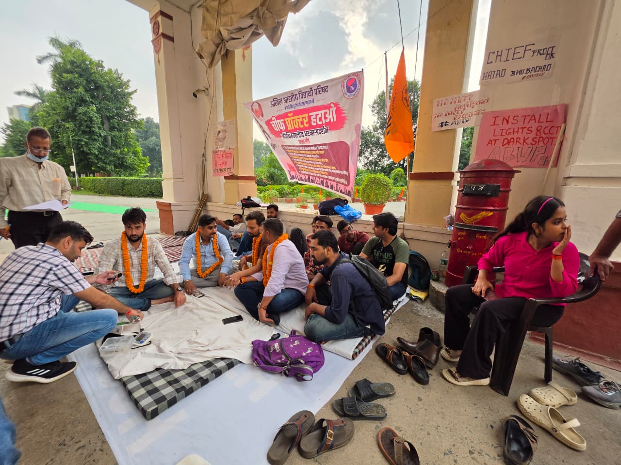 केन्द्रीय कार्यालय के बाहर 6 छात्रों ने किया भूख हड़ताल।