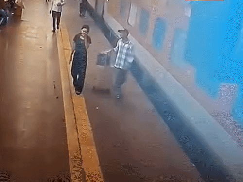 डांस टीम का एक साथी हिमाश्री को स्टेशन तक छोड़ने आया था।