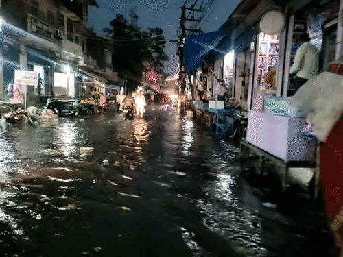 लखनऊ में बाढ़ से 3 लाख से ज्यादा लोग प्रभावित: बिहार के 18 जिलों में आंधी-बारिश का अलर्ट; बद्रीनाथ जाने वाले रास्ते पर लैंडस्लाइड, रास्ता बंद पटना में भी गुरुवार शाम गरज-चमक के सात तेज बारिश हुई।