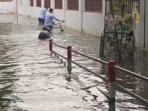 यूपी के रायबरेली में सई नदी उफान पर, निचले इलाके के घरों में पानी भर गया है।