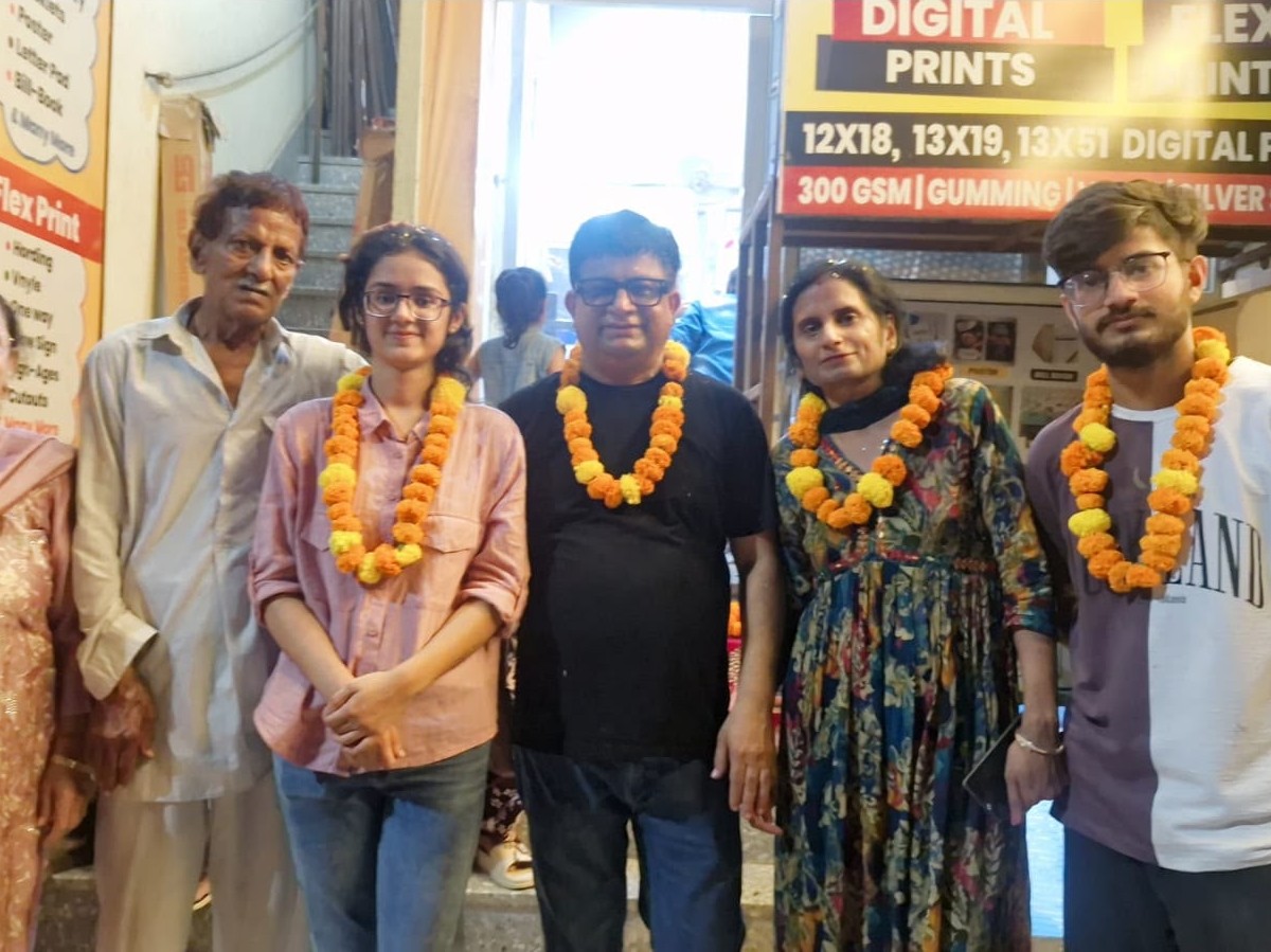 हिसार में रिजल्ट जारी होने के बाद खुशी मनाते हुए छवि सरदाना और परिजन।