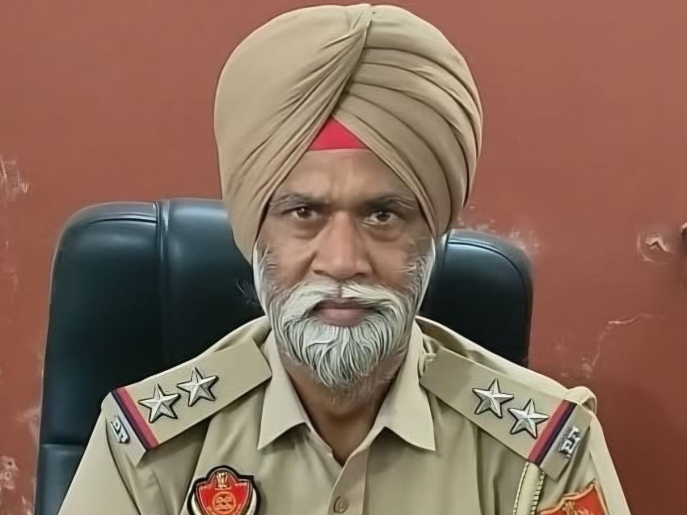 जानकारी देते पुलिस अधिकारी