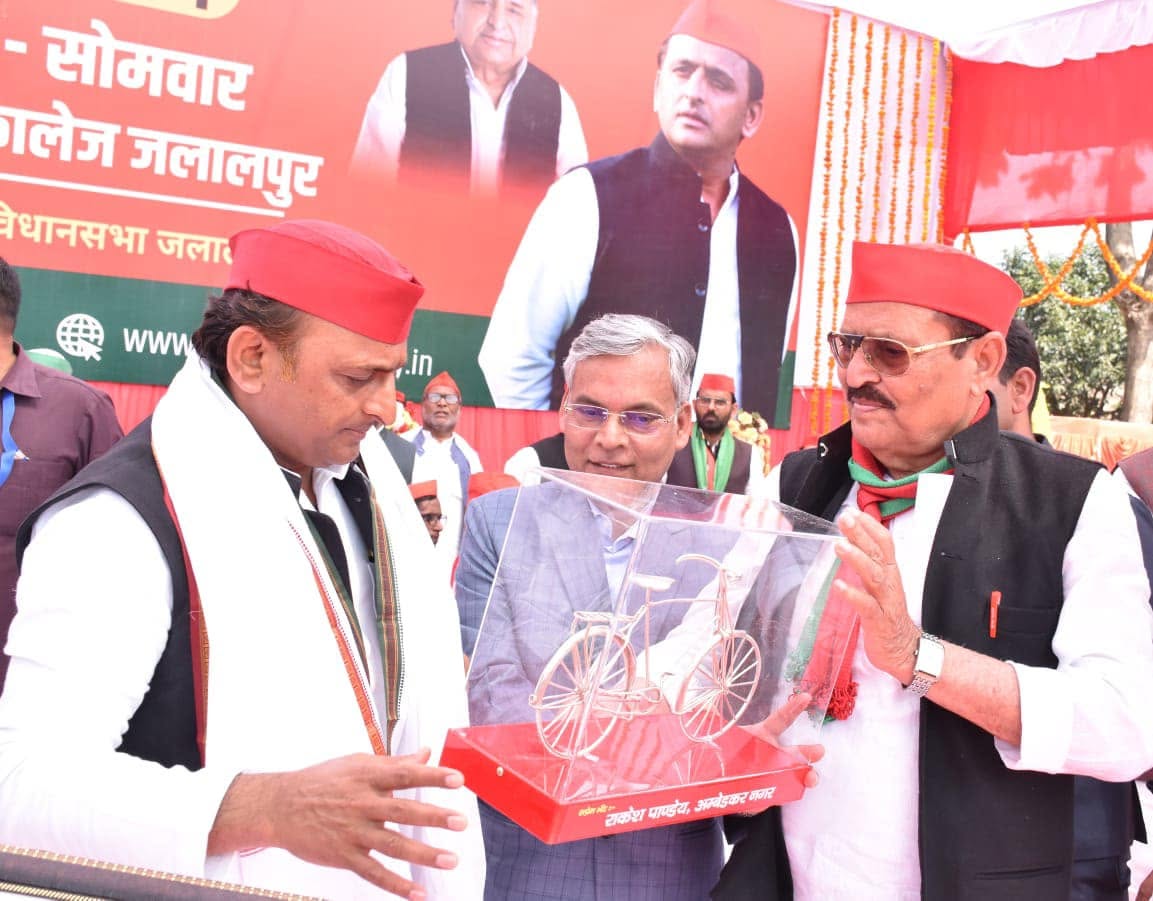 ये तस्वीर 4 साल पुरानी है। अंबेडकरनगर में राकेश पांडेय (दाएं से पहले) ने मोमेंटो देखकर अखिलेश का स्वागत किया था।